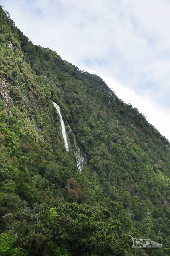 Uma das muitas cachoeiras nas encostas que cercam o Fiordo Largo, na Carretera Austral, sul do Chile
